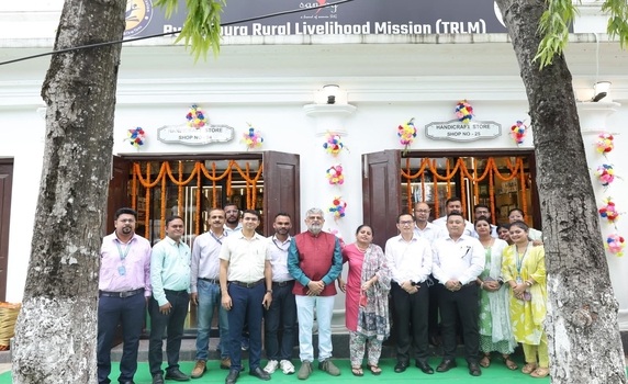 Ministry of RD officials visit stalls managed by TRLM
